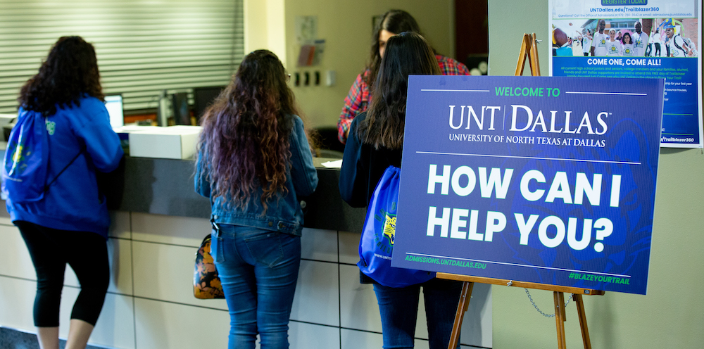 students at advising desk
